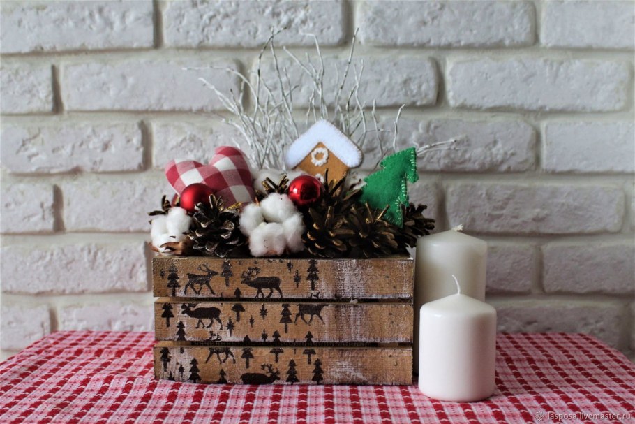 Новогодняя композиция в деревянном ящике