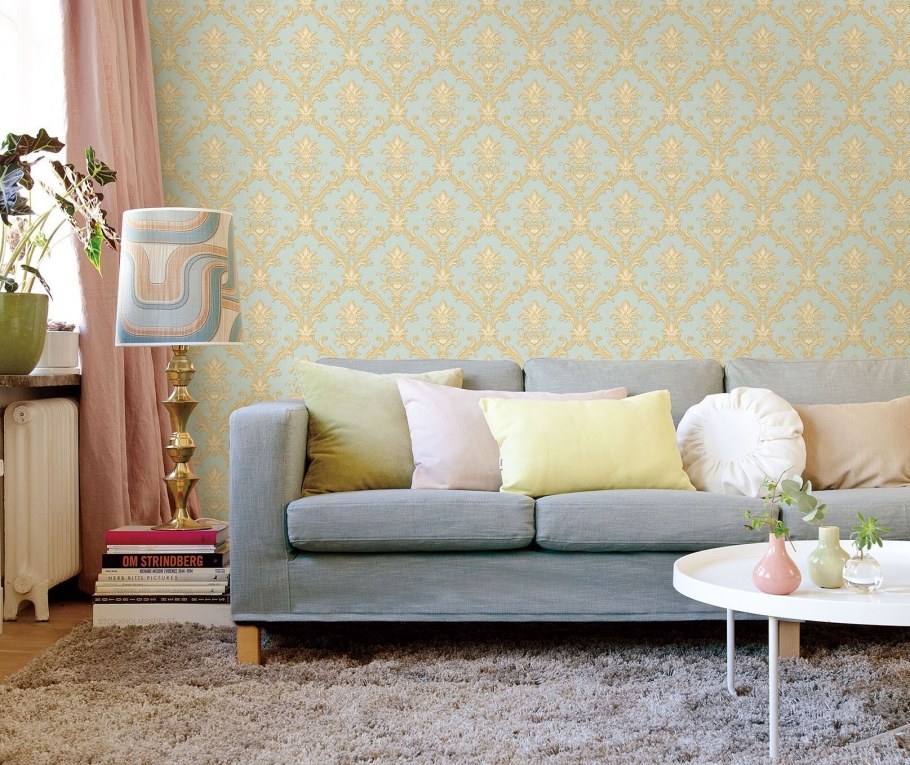 Гостиная с обоями в пастельных тонах