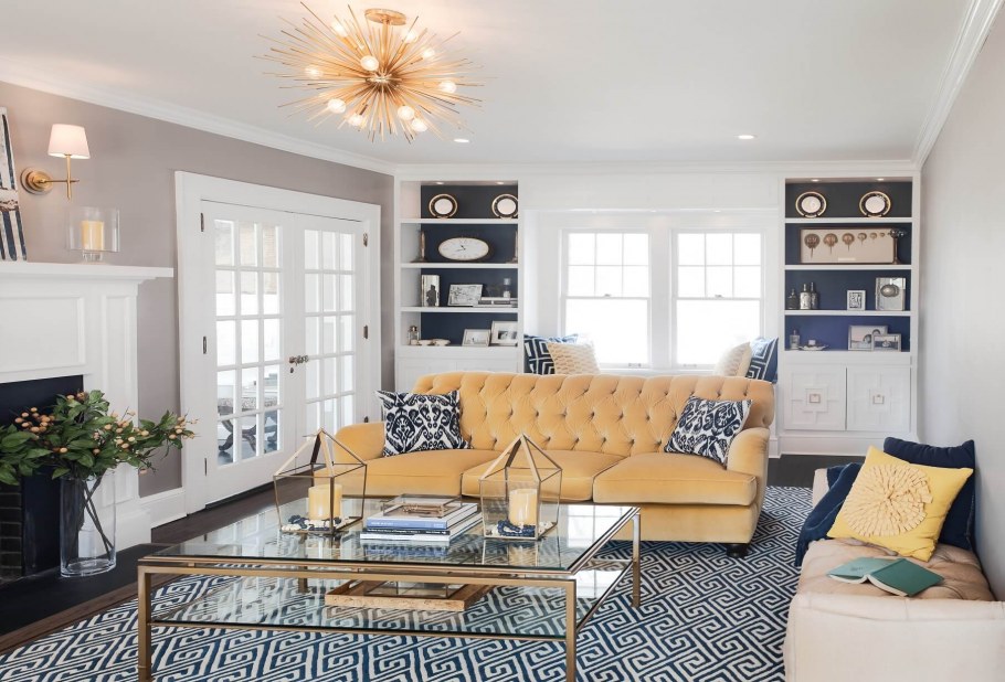 Горчичный диван в скандинавском белой гостиной