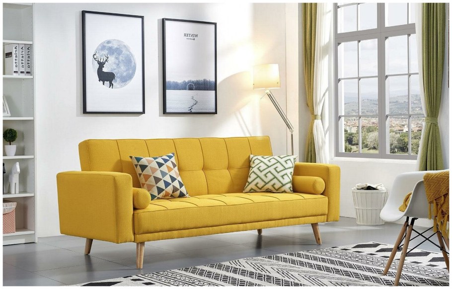 Желтый диван в гостиной