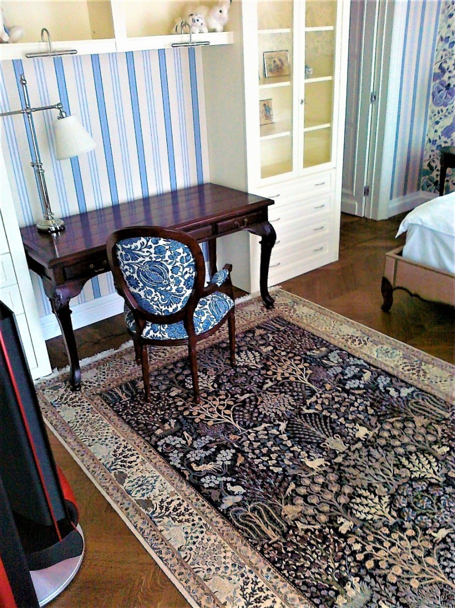 Расстилает ковер