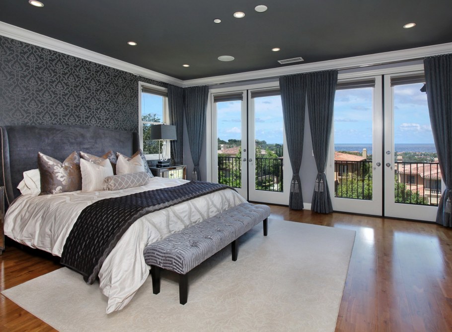 Спальня с панорамными окнами в доме