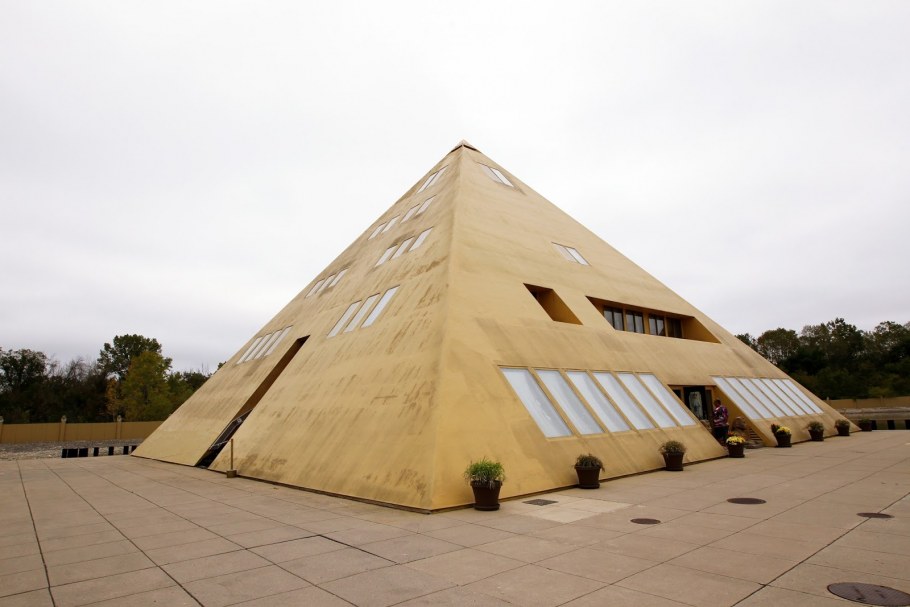Жилой дом-пирамида в Куншане, Китай