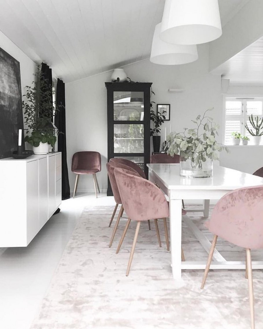 Розовые стулья для кухни в интерьере
