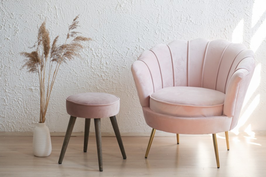 Стулья с каретной стяжкой в интерьере