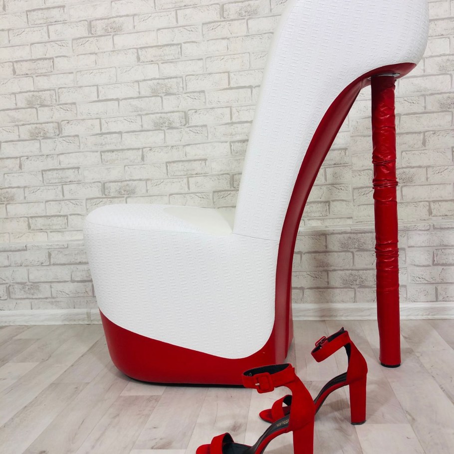 Грязно розовые стулья в столовой