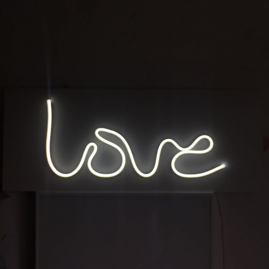 Неоновая РГБ подсветка в комнате