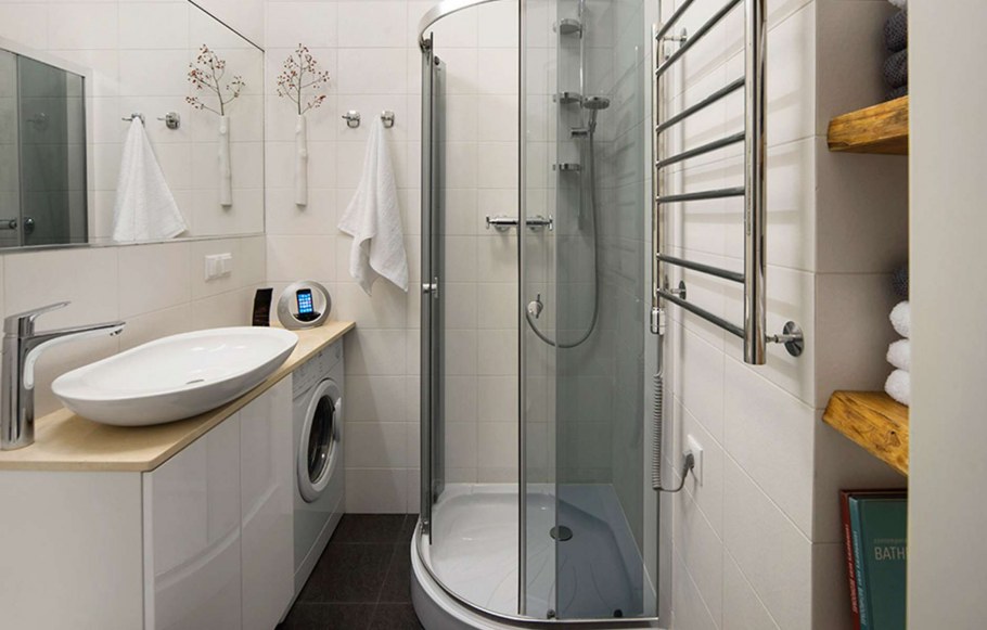 Duschevaja kabina v malenkoj vannoi komnate