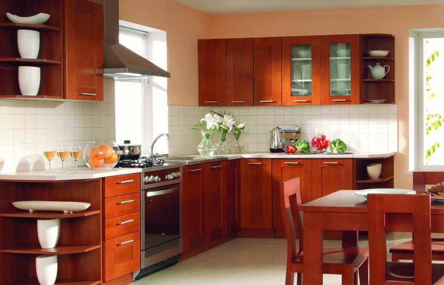 Интерьер кухни с мебелью цвета вишня