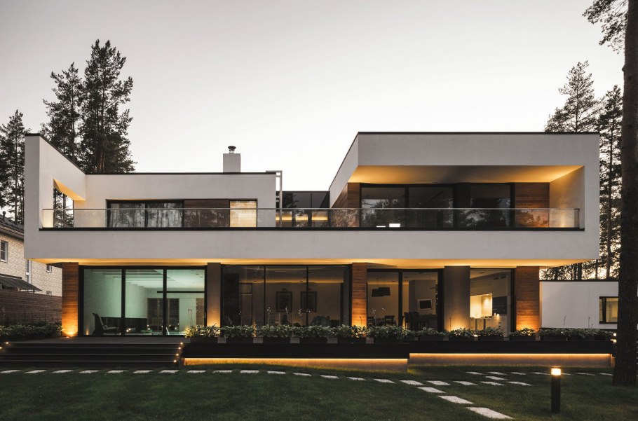 Одноэтажный современный дом с панорамными окнами