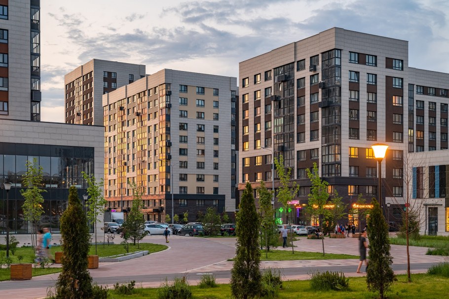 Графитовый холодильник в интерьере кухни