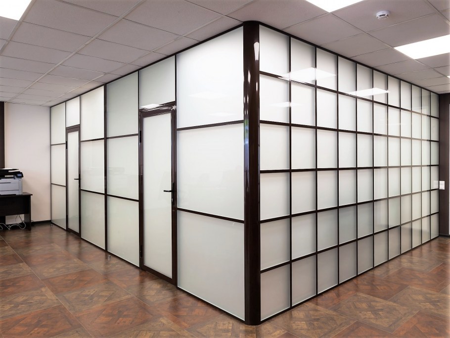 Межкомнатная стена из стеклоблоков