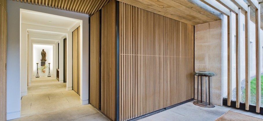 Деревянные декоративные рейки на фоне зеркала