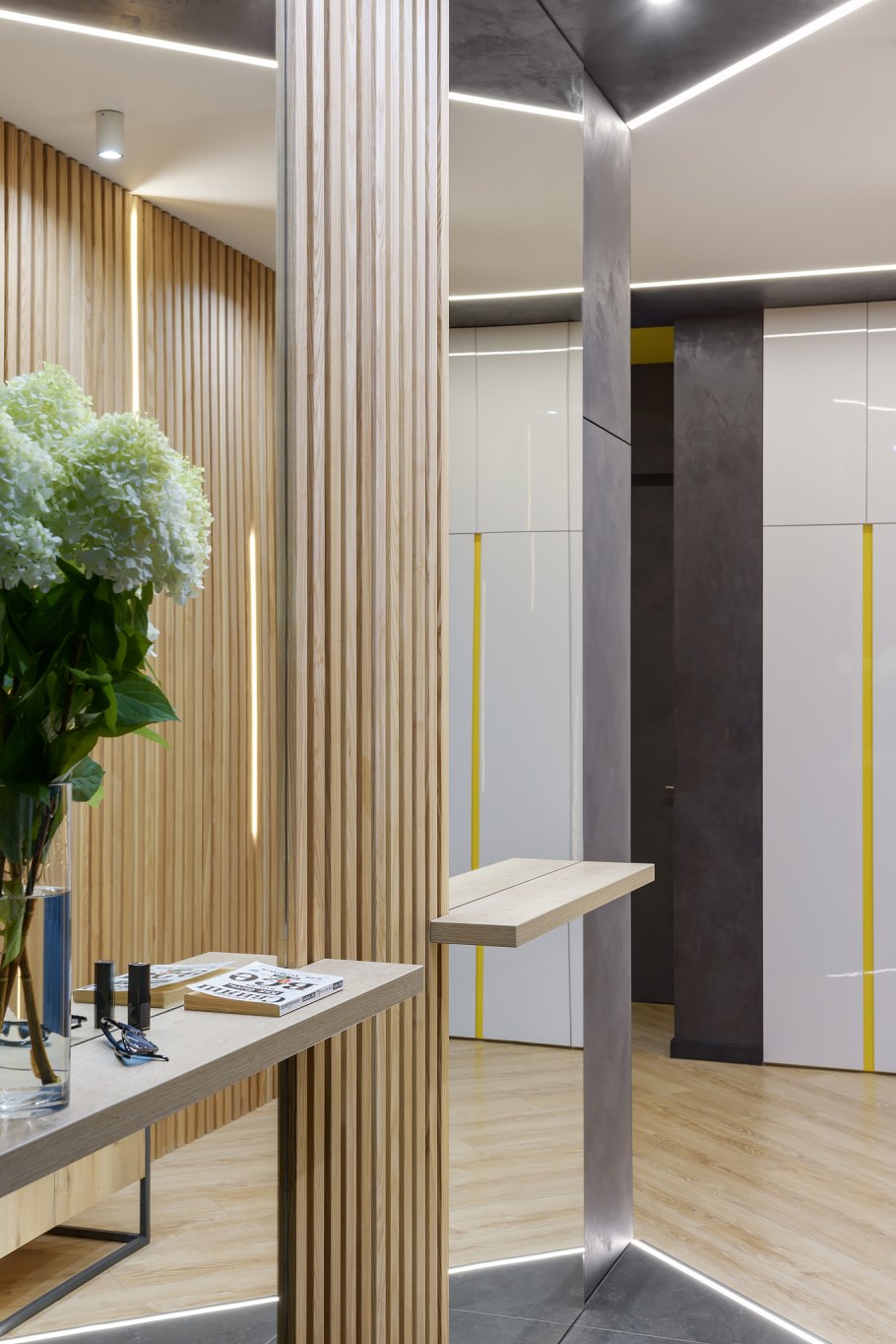 Деревянные панели в прихожей