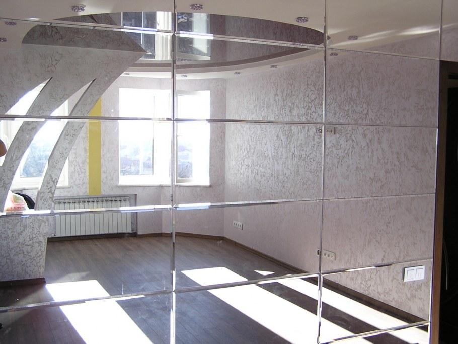 Зеркальное панно в интерьере