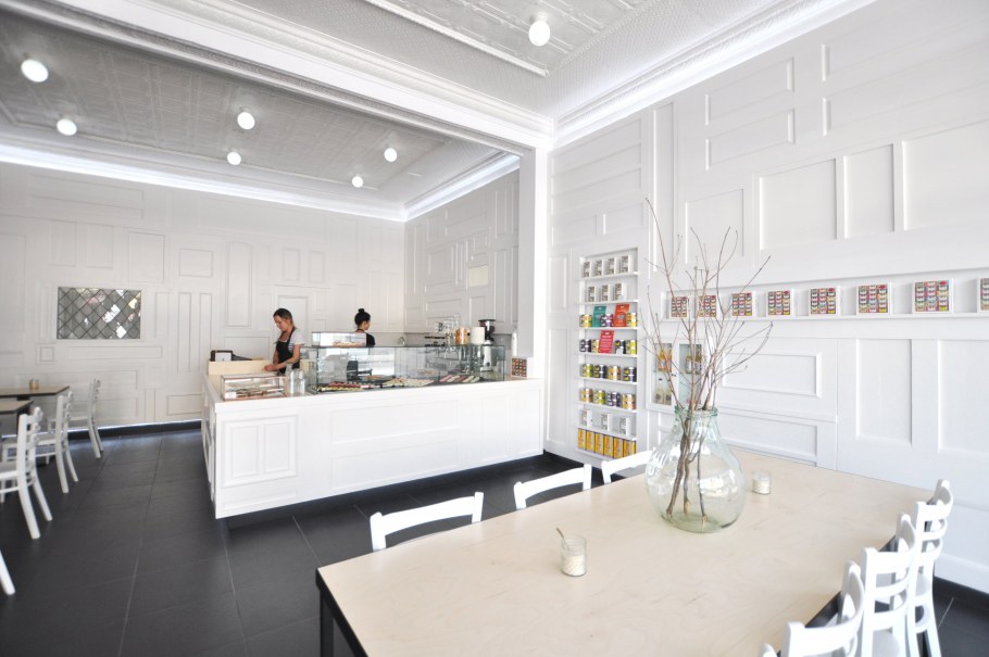 Интерьер ресторана в белом цвете