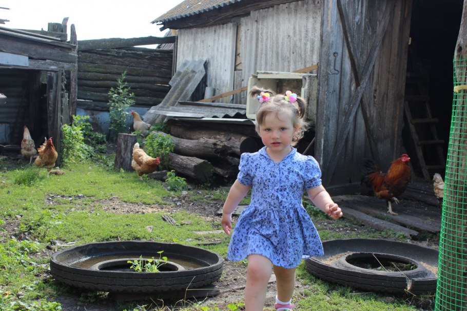 Девочки во дворе в деревне