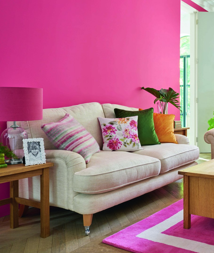 Розовый диван в интерьере