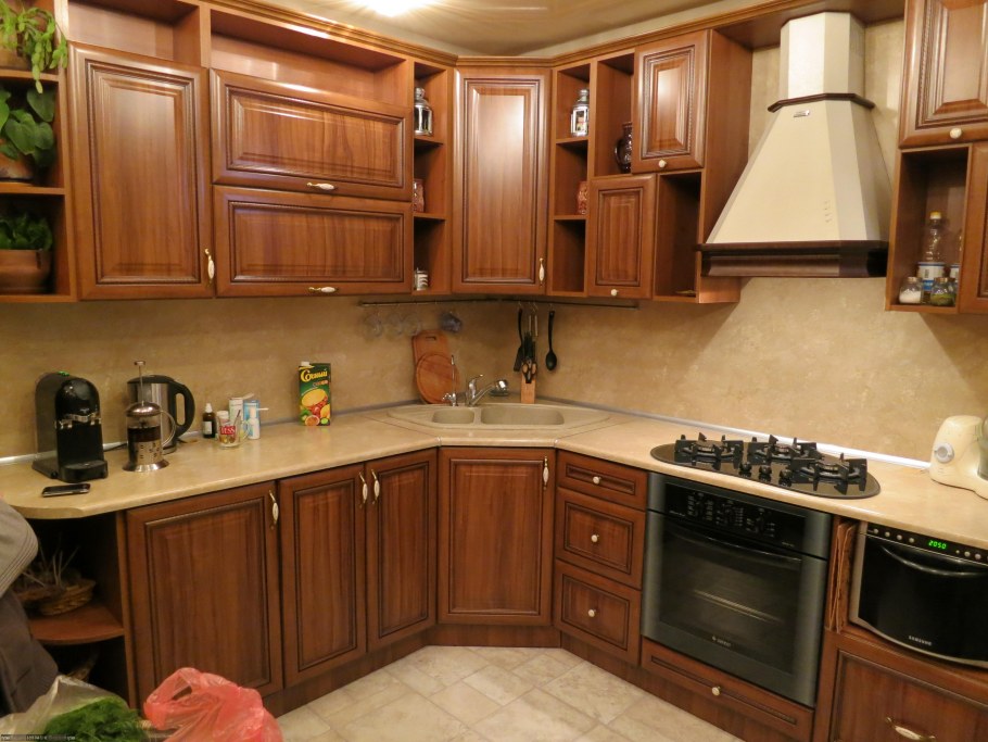 Угловая кухня под дерево