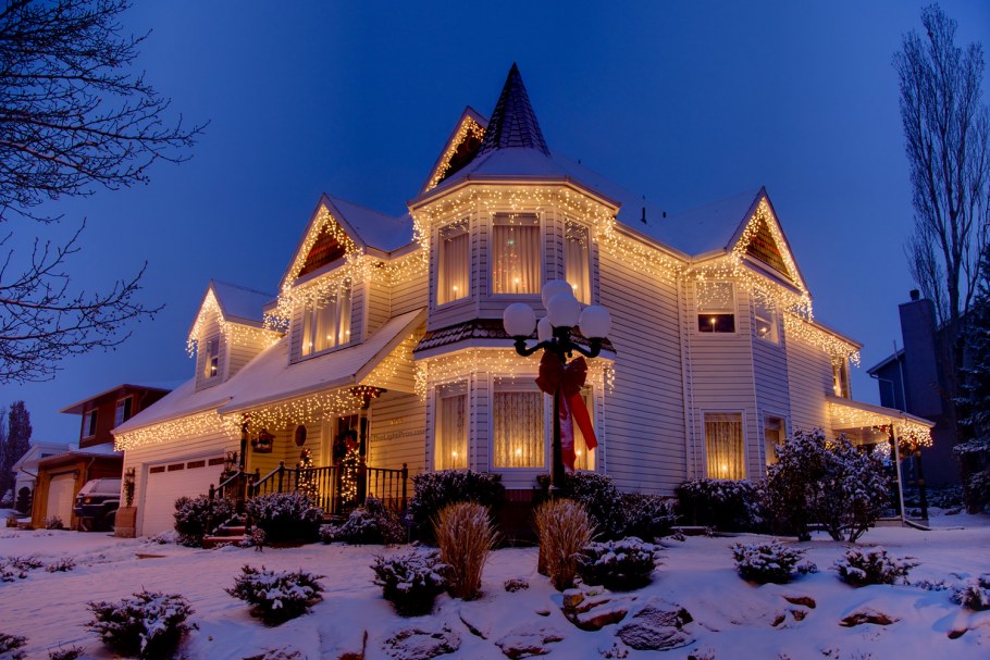 Новогоднее украшение фасада дома