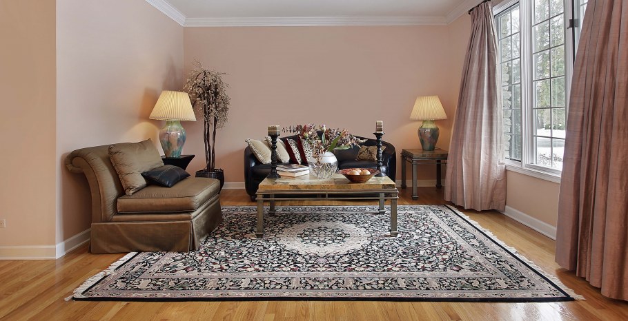 Ковер на полу в бежевом интерьере