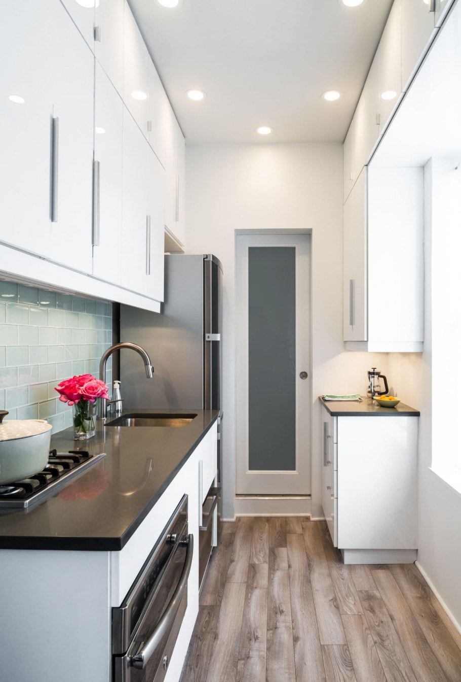 Интерьер узкой длинной кухни