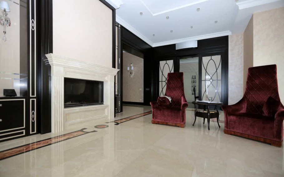 Мраморный пол в гостиной с камином