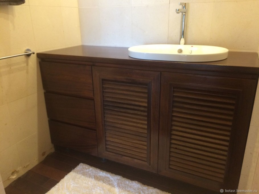 Тумба под раковину в ванную с жалюзийными дверцами