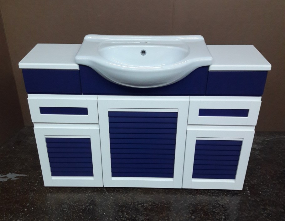 Тумба в ванную с жалюзийными дверцами