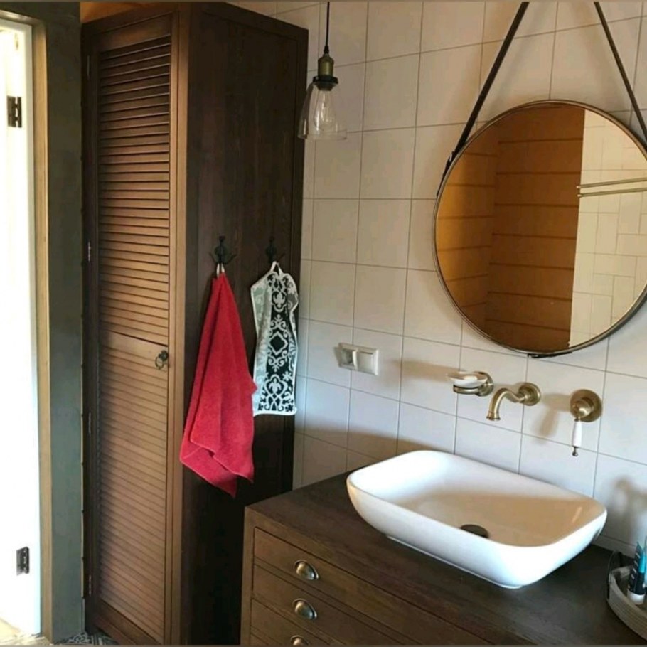 Шкаф для ванной комнаты из дерева