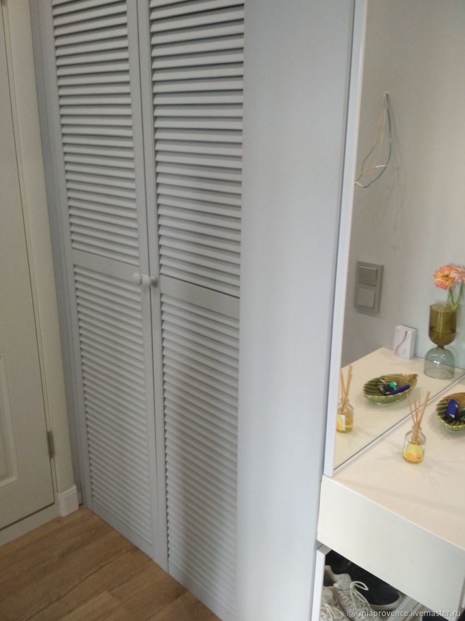 Жалюзийные двери в нише