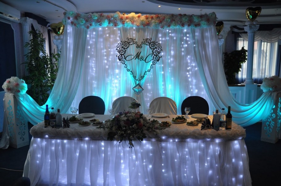 Необычное украшение зала