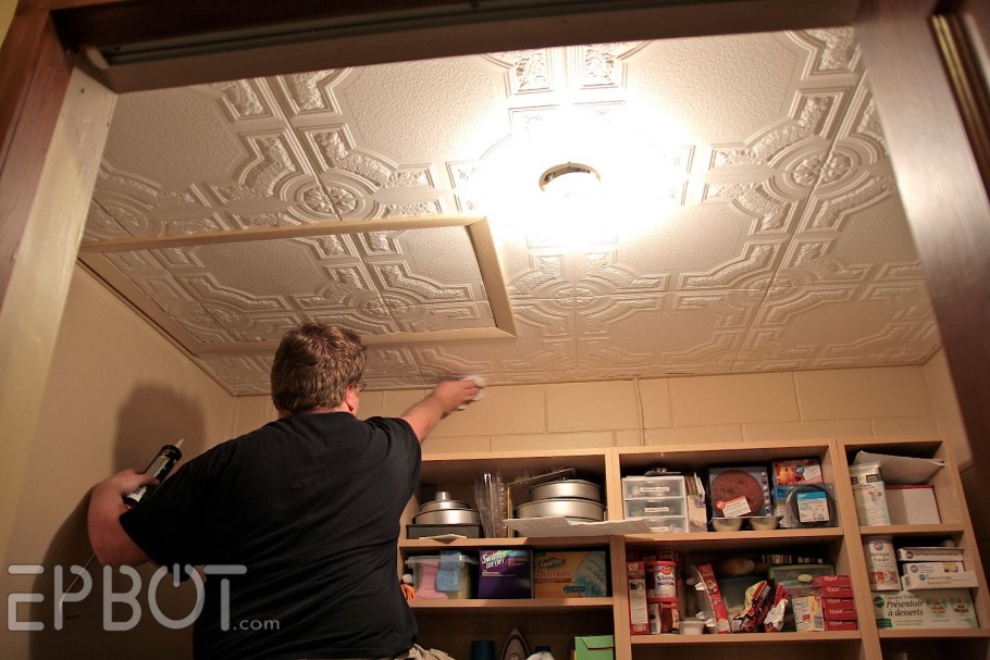 Наклеивание плитки на потолок