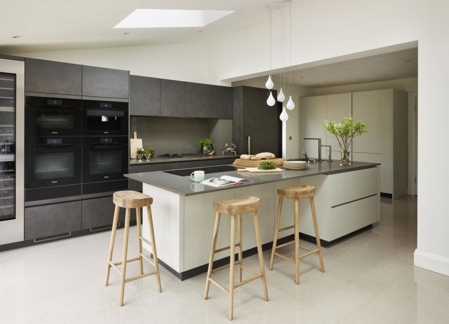 Кухня в частном доме в современном стиле