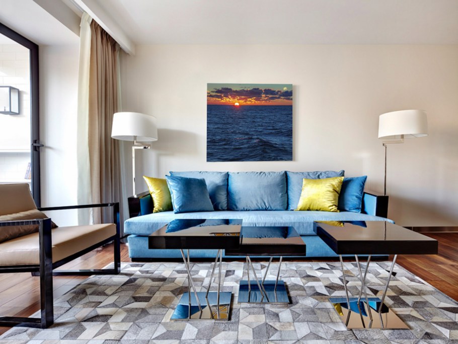 Гостиная с синим диваном