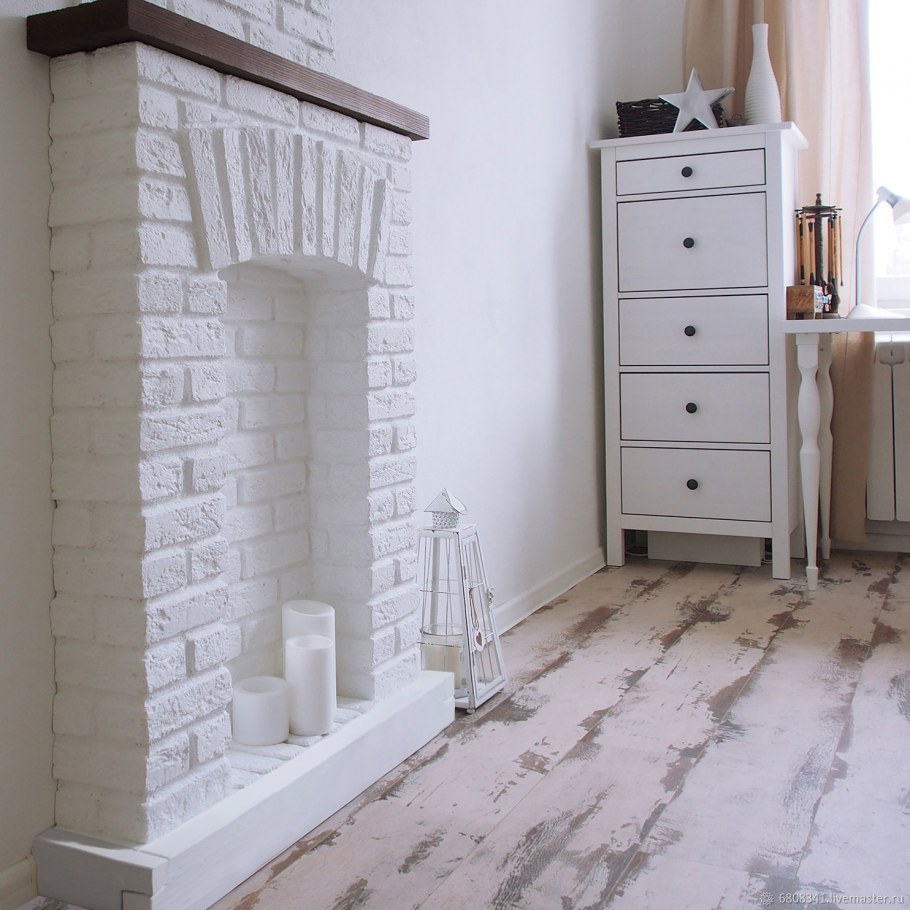 Гипсовый кирпич у входной двери