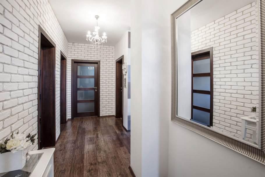 Светильники на белой кирпичной стене