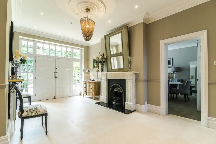 Электрический камин в библиотеке