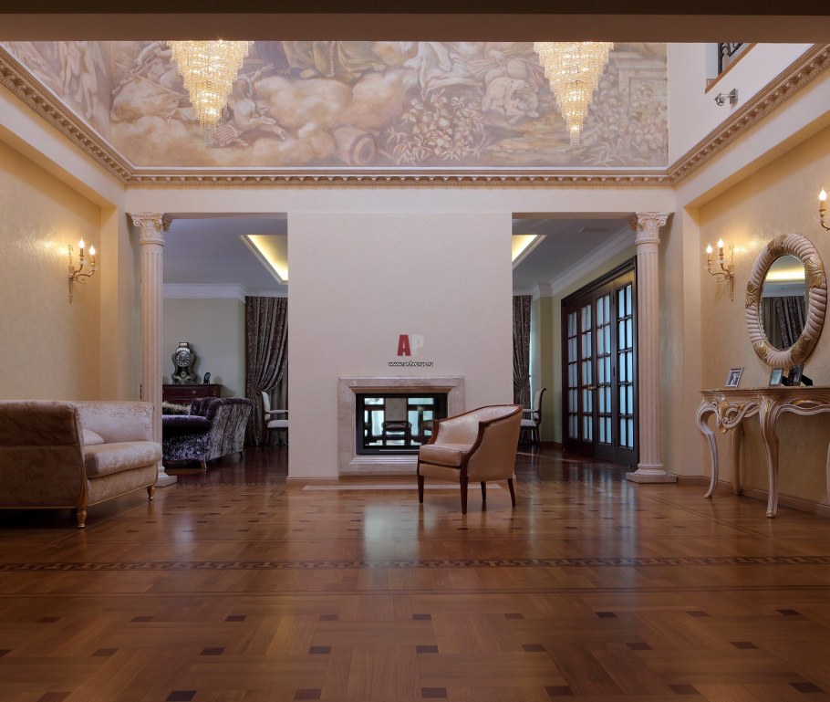 Холл в классическом стиле камин