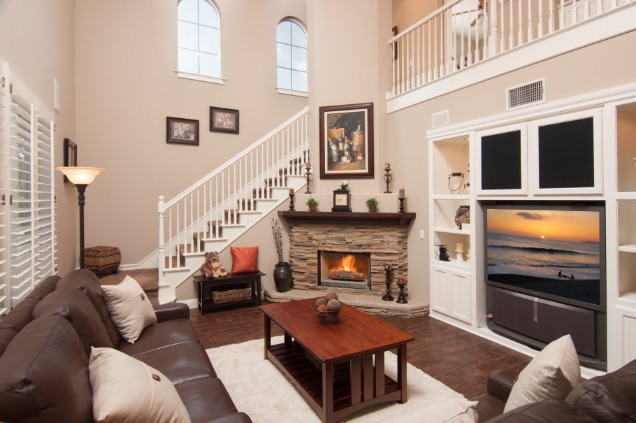 Камин у лестницы