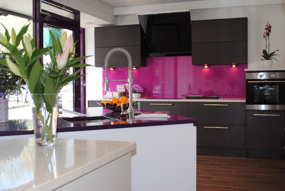 Светло розовая кухня в интерьере