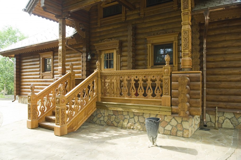 Деревянное крыльцо