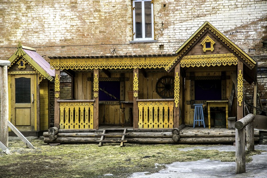 Входная дверь в деревянный дом