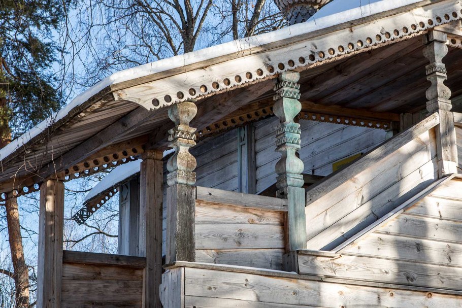 Резное крыльцо