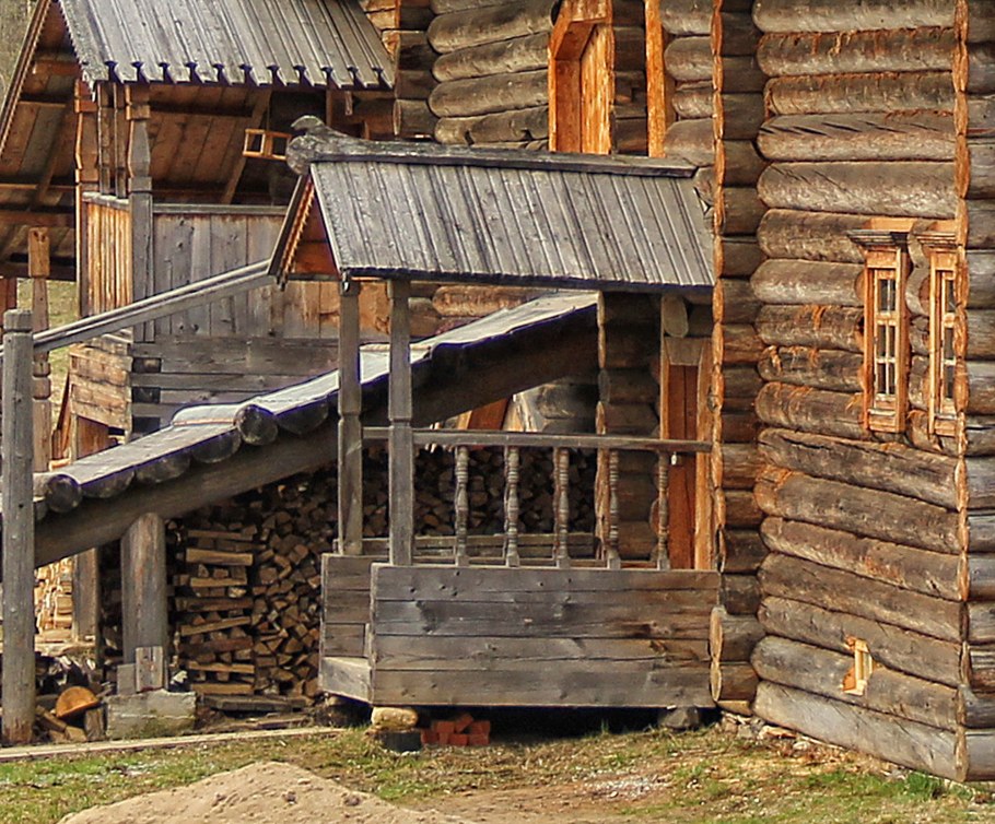 Старое деревянное крыльцо