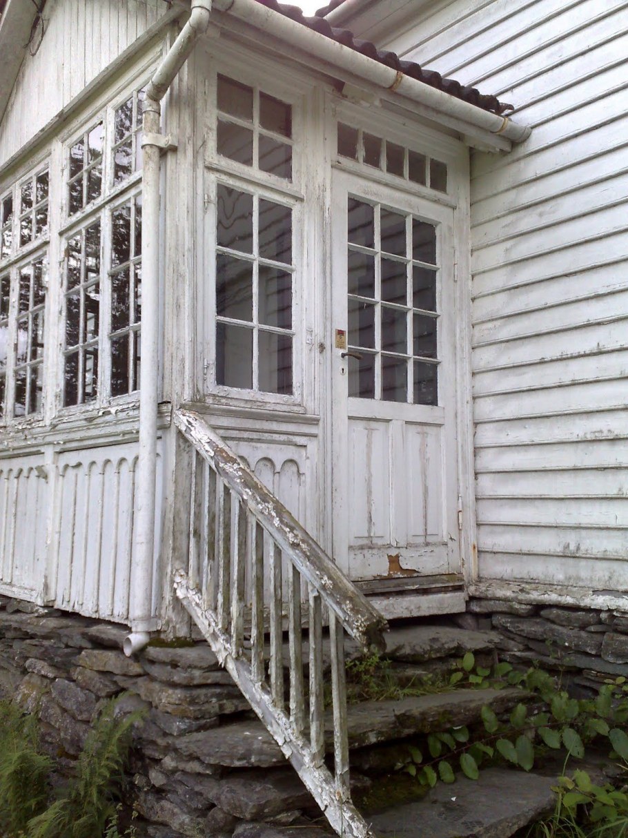 Старинный дом с верандой