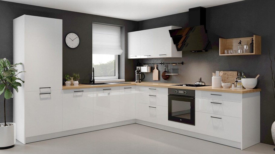 Кухня с белыми фасадами