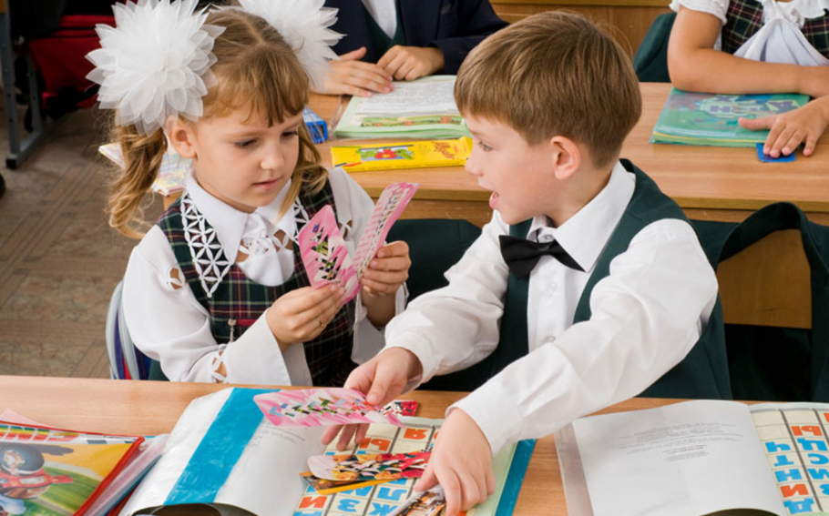 Первоклассники мальчик и девочка