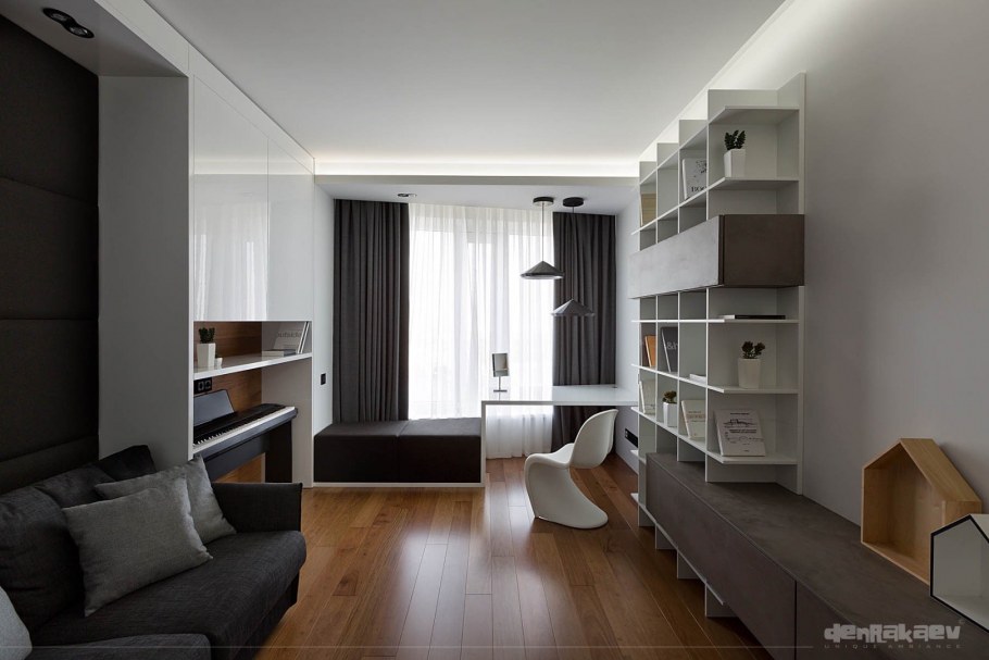 Квадратная гостиная с рабочим местом