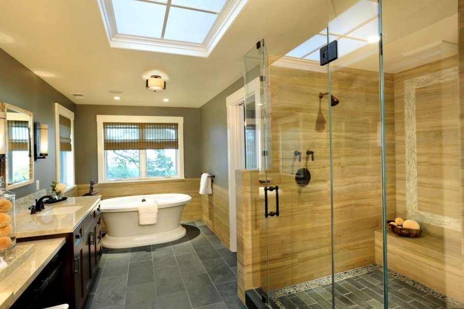 Ванная комната в частном доме с душевой